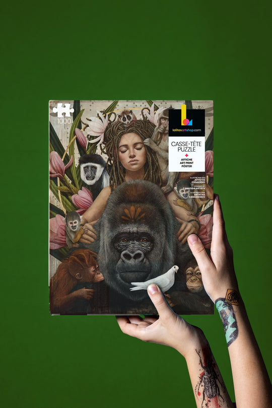 Mains tenant la boîte du casse-tête « Primates » de 1000 pièces, présentant une illustration détaillée de divers primates et une figure sereine.
