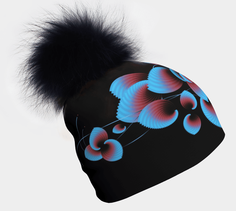 Tuque noire ornée d'un motif floral abstrait bleu et rouge, avec un pompon noir duveteux sur le dessus.