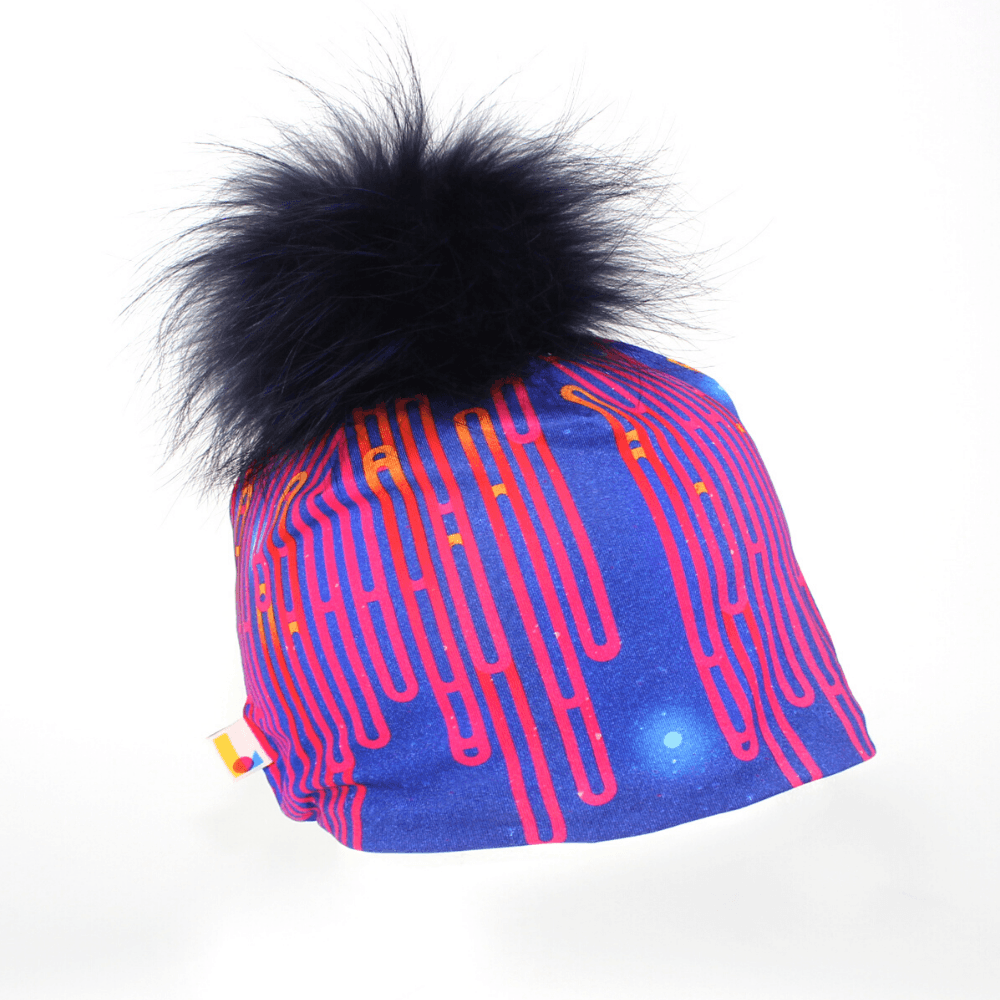 Tuque Blue Loops avec un grand pompon bleu marine sur fond blanc.