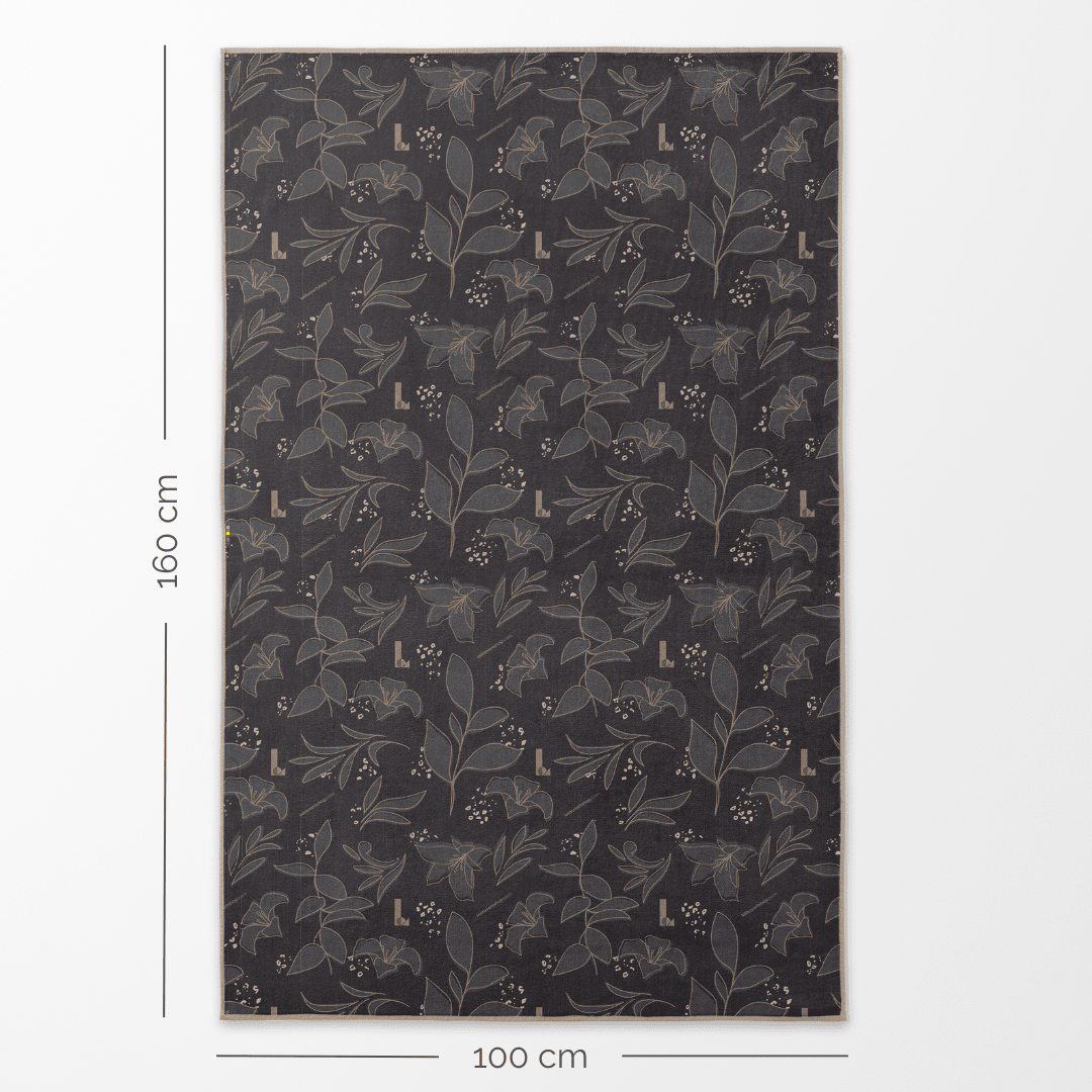 Le verso de la serviette artistique réversible XL Félins, affichant un motif floral foncé de 100 cm par 160 cm.