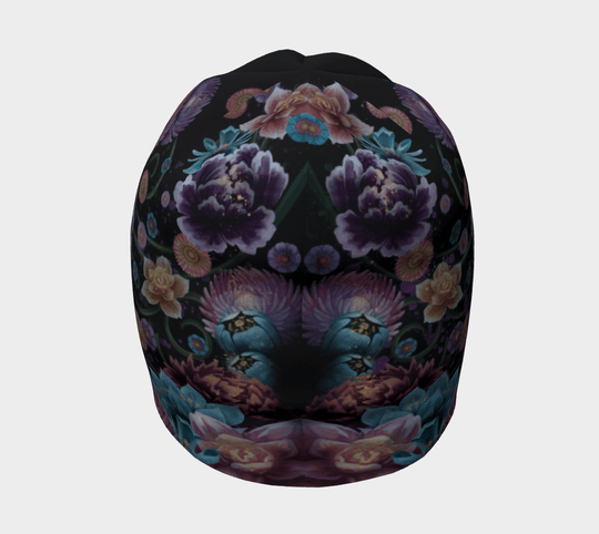 Vue de dessus de la tuque, affichant la disposition symétrique des motifs floraux sur fond sombre.