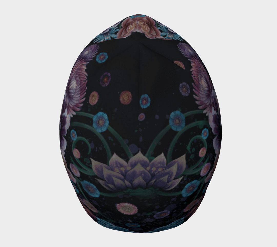 Vue arrière de la tuque, mettant en valeur le motif floral continu qui enveloppe la couronne.