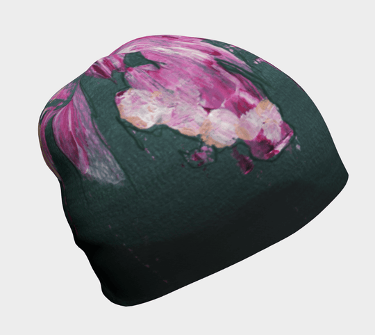 Tuque à coupe décontractée, fond vert foncé avec un imprimé abstrait floral vibrant rose, blanc et doré.