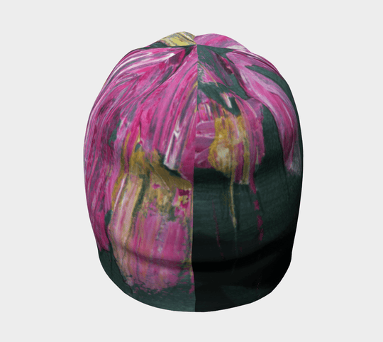 Tuque présentant une vue divisée du motif floral abstrait, moitié vert foncé avec des accents roses, moitié rose avec des reflets dorés.