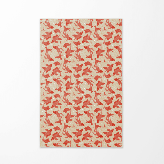 Le côté réversible de la serviette Guerrière Pacifique, affichant un motif répétitif de poissons koi rouges sur fond beige.