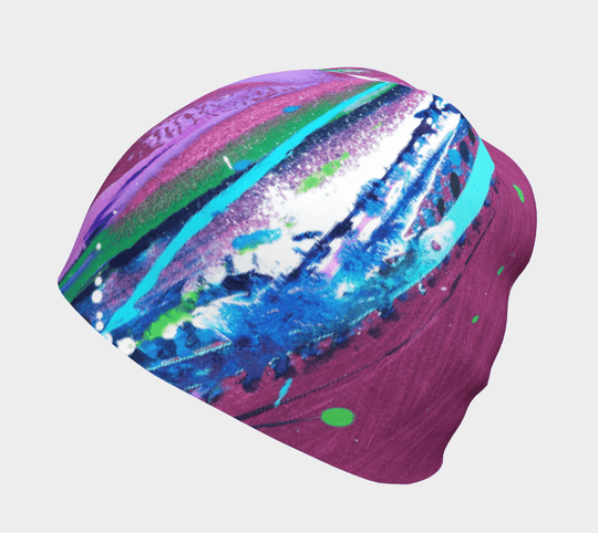 Vue latérale de la Tuque Espoir mettant en valeur sa couronne arrondie et son imprimé abstrait dynamique.