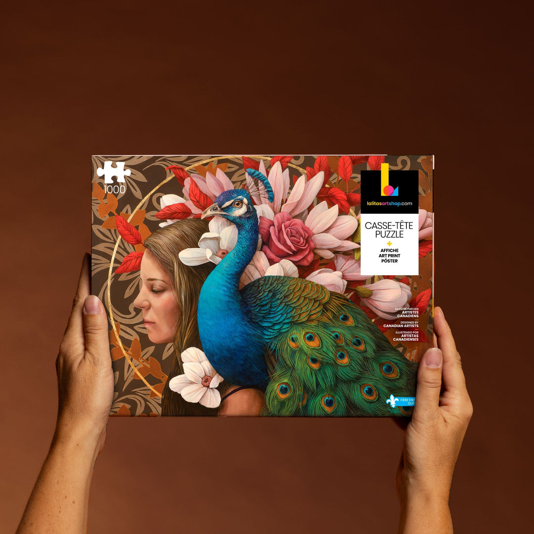 Mains tenant la boîte du casse-tête artistique « Le Paon » de 1000 pièces, affichant l&