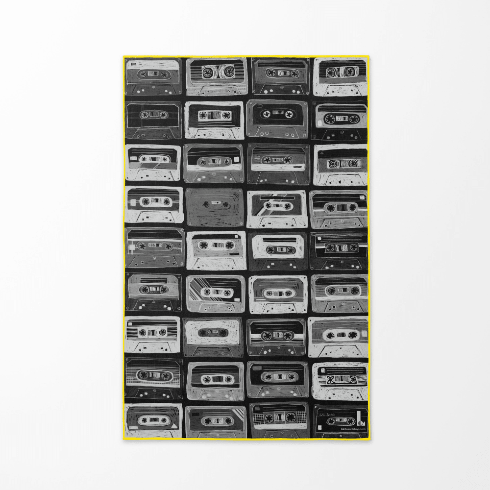 Gros plan du motif noir et blanc de cassette sur la serviette de plage Mixtapes.