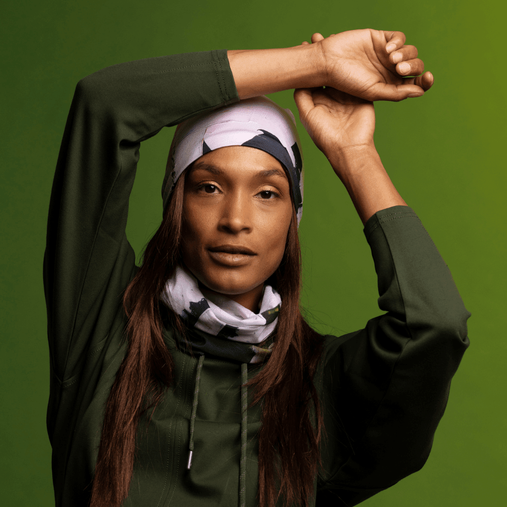 Mannequin portant un haut vert foncé, reposant les bras sur la tête, avec un imprimé matelassé moderne en bandana.