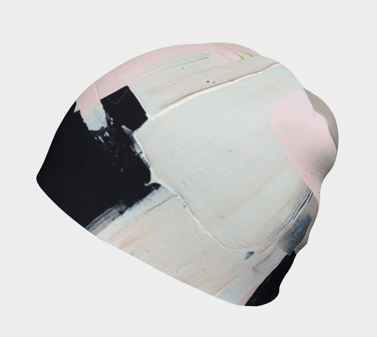 Vue en angle de la tuque matelassé moderne révélant des détails de peinture abstraite rose et noire.