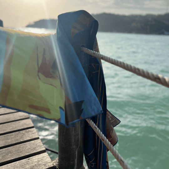 Serviette Montréal drapée sur une rambarde au bord de l&