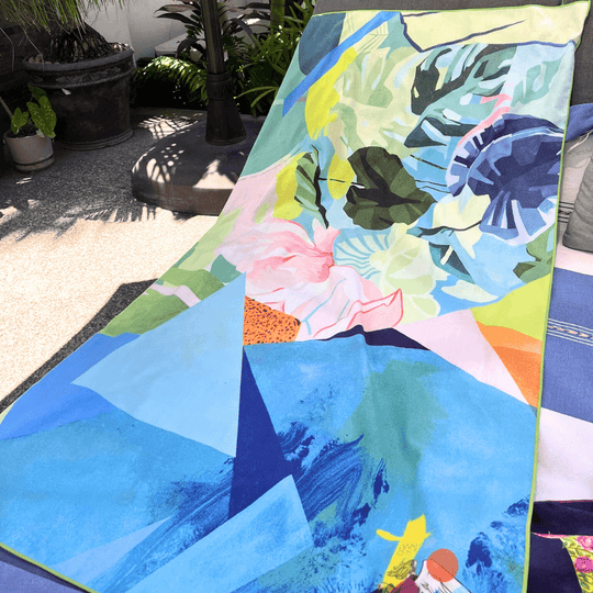 Une serviette colorée en microfibre à fleurs abstraites drapée à l&