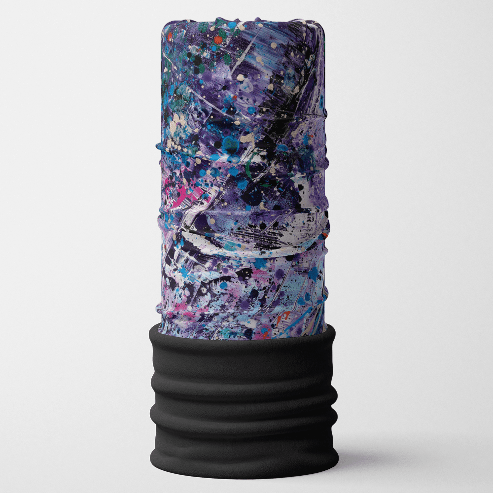 Un tube cylindrique accessoire avec un imprimé cosmique abstrait vibrant et un bas côtelé noir, debout sur un fond blanc.