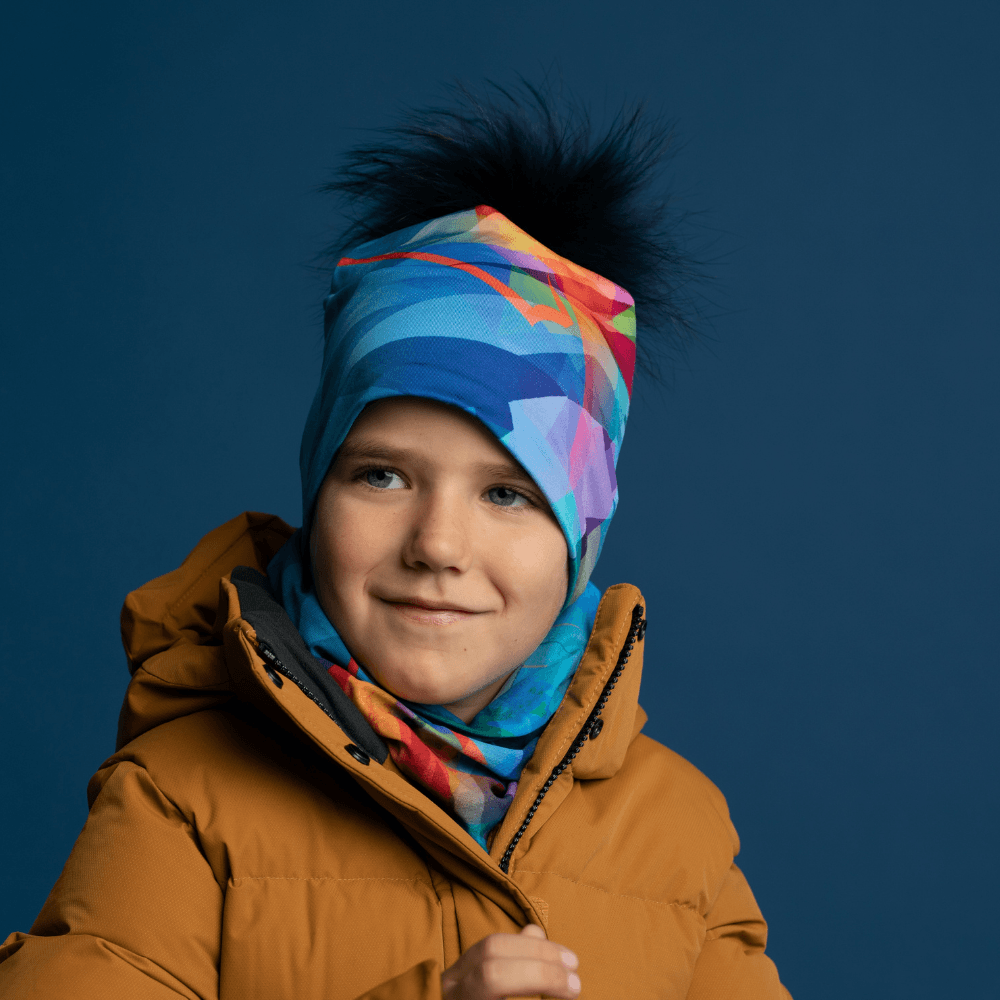 Un jeune garçon portant un manteau d&