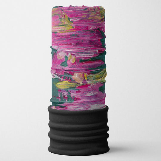 Un motif abstrait peint en rose, jaune et vert sur un tube en tissu noir avec un bas côtelé noir.