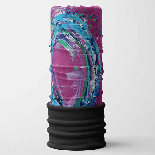 Un tube en tissu cylindrique avec un imprimé artistique abstrait et vibrant, aux teintes bleues, roses et vertes, posé sur un fond blanc avec une doublure noire en micropolaire à la base.