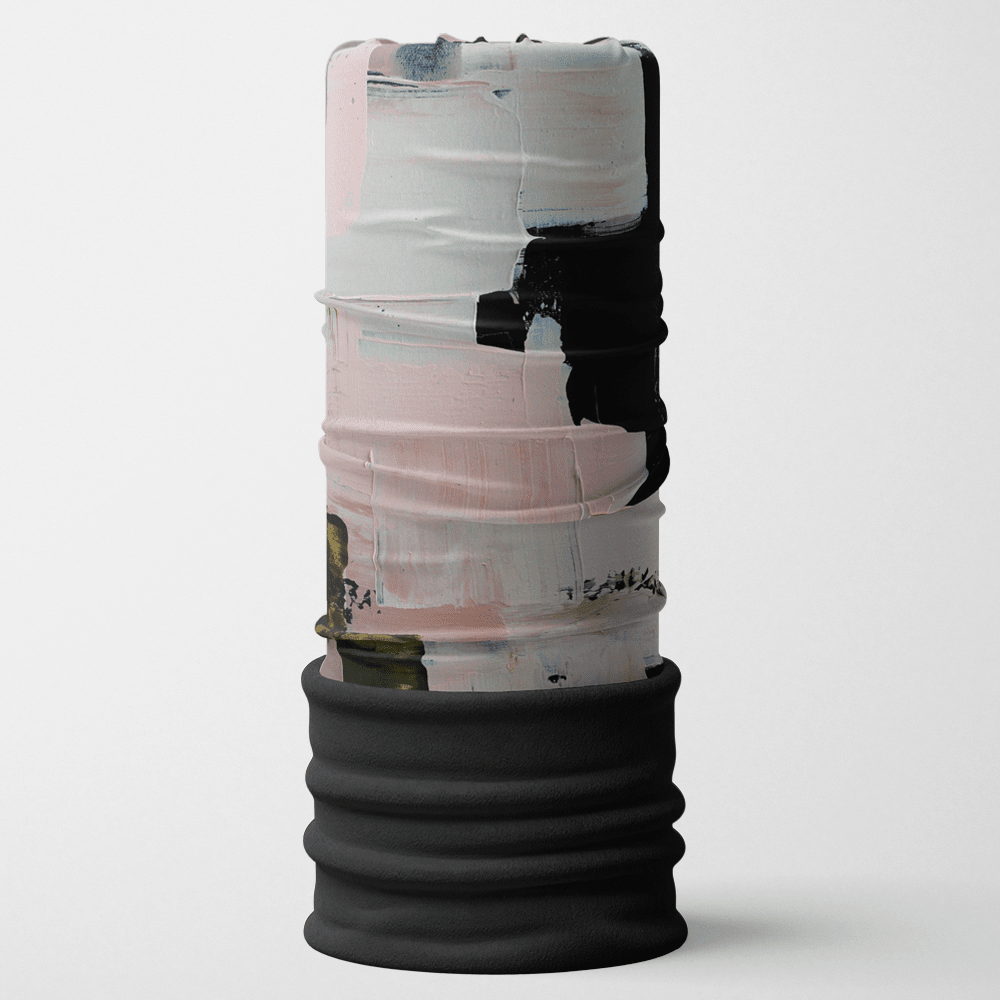 Détail produit du Tube multifonction POLAR Motif matelassé moderne, montrant des coups de pinceau abstraits noirs et roses sur fond blanc avec un bas côtelé noir.