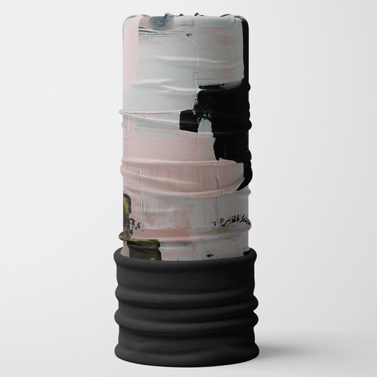 Détail produit du Tube multifonction POLAR Motif matelassé moderne, montrant des coups de pinceau abstraits noirs et roses sur fond blanc avec un bas côtelé noir.