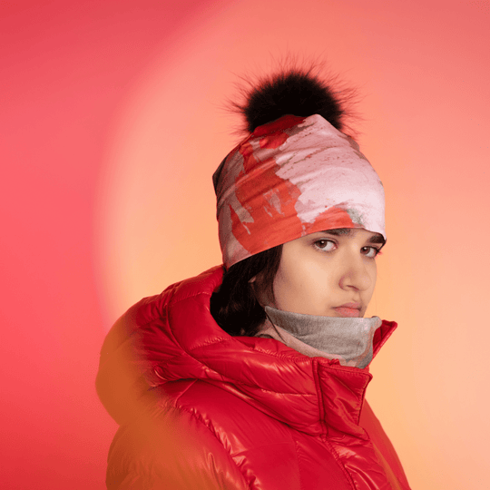 Jeune femme portant une veste d&