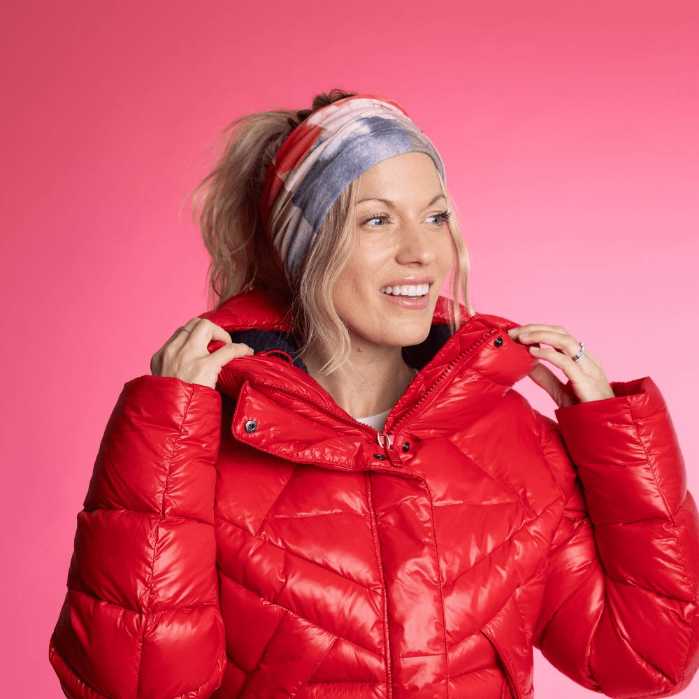 Femme portant le Tube Multifonction POLAR Rose &amp; Flammes en bandeau, avec une veste d&