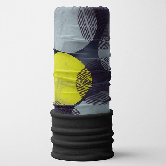 Tube de cou multifonctionnel gris et jaune à motif avec un bas en molleton noir sur fond blanc.