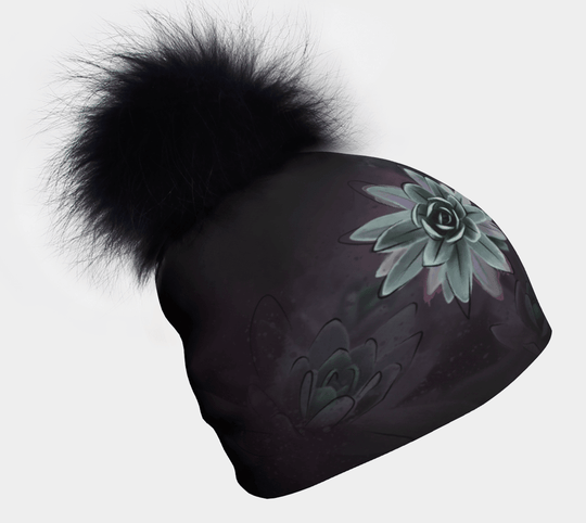 Tuque doublée en bambou avec imprimé de succulentes en sarcelle et pompon en fourrure noire amovible, mise à plat produit