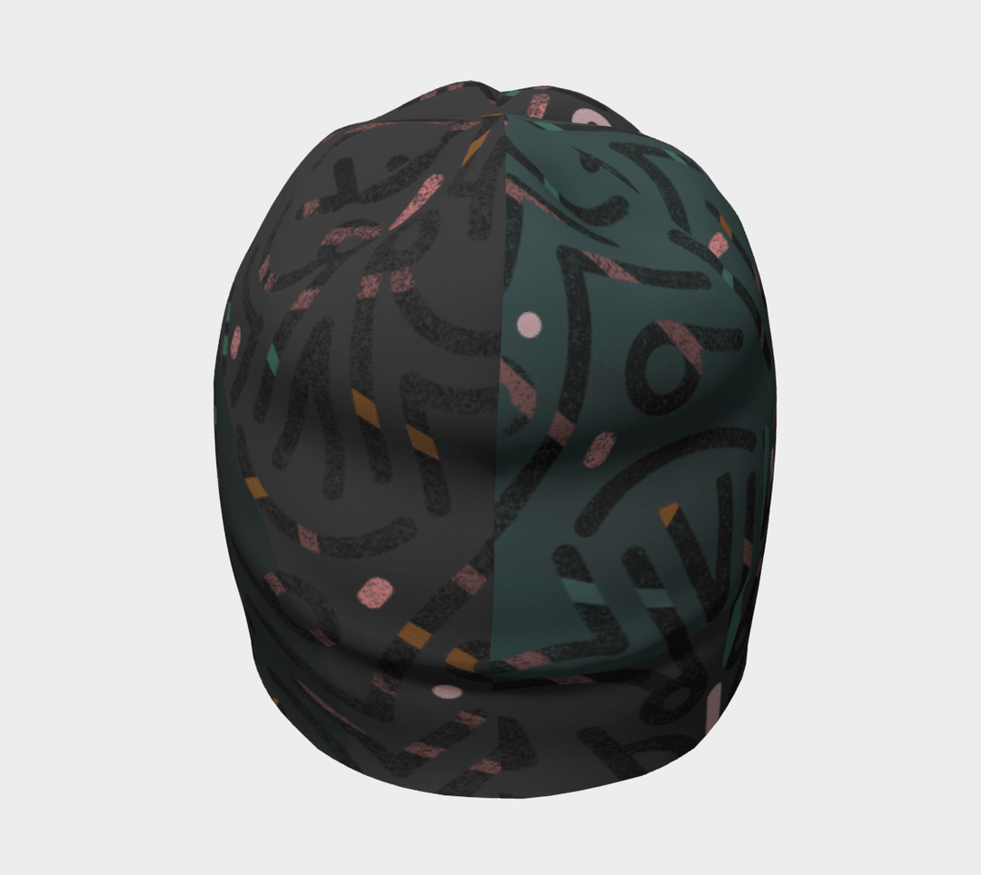 Tuque grise avec un design abstrait divisé sur fond sombre, ornée d&