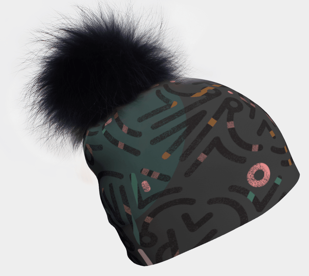 Tuque grise avec pompon noir et motif géométrique abstrait répété en vert foncé, rose et orange.