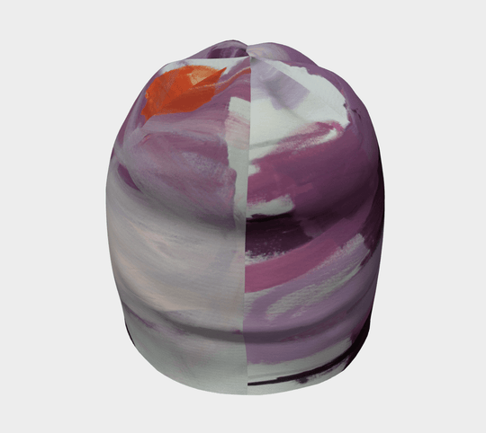 Gros plan sur le motif abstrait violet, rose et blanc sur une tuque pour femme.