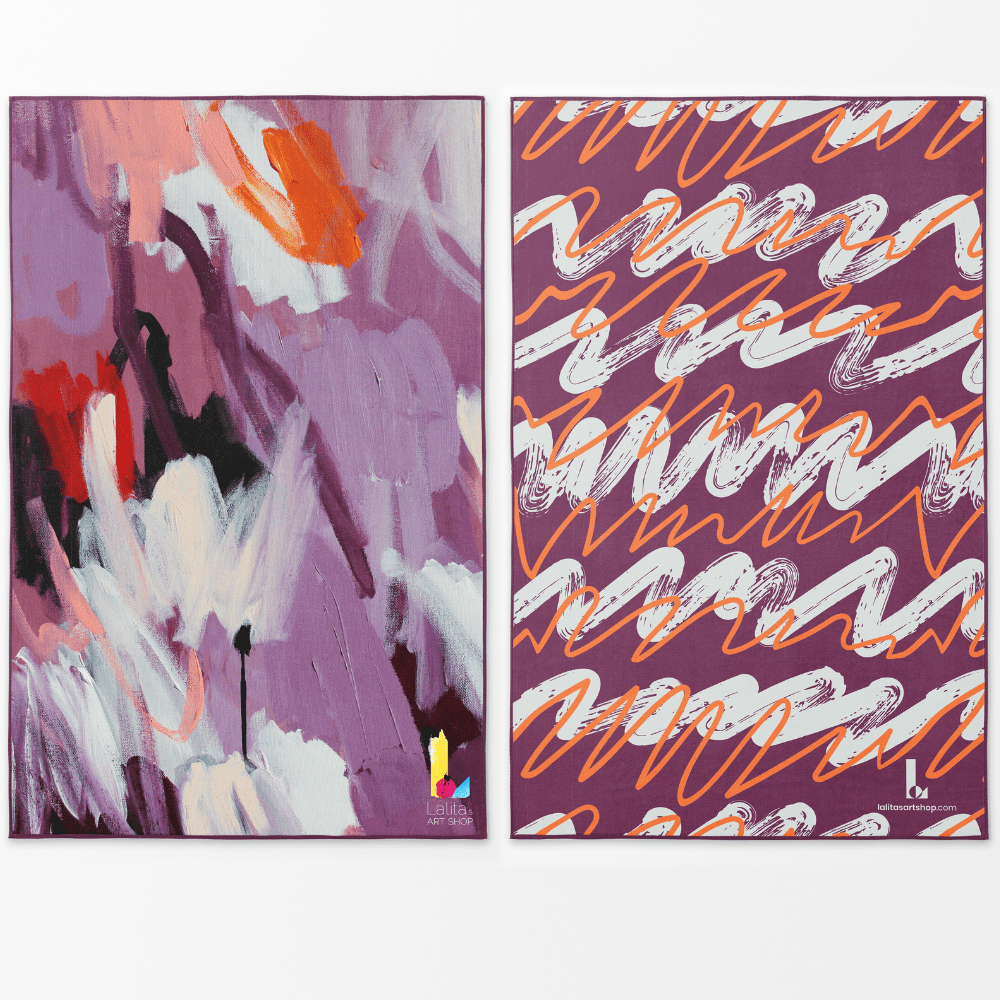 Les deux côtés de la serviette artistique réversible XL montrant des motifs floraux abstraits et des vagues linéaires.