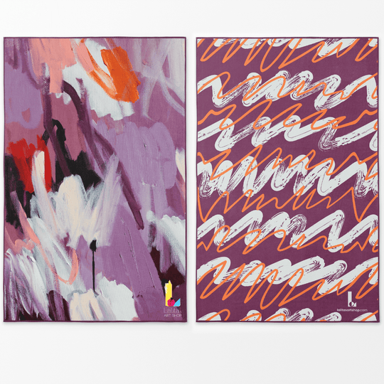 Les deux côtés de la serviette artistique réversible XL montrant des motifs floraux abstraits et des vagues linéaires.