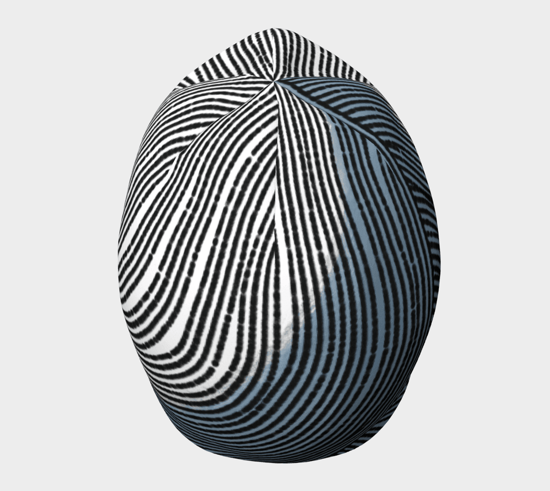 Une tuque blanche et noire à rayures abstraites vue de face, soulignant le motif de rayures courbes.