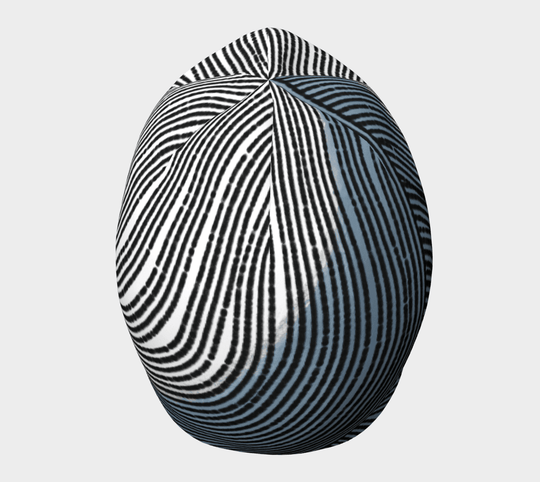 Une tuque blanche et noire à rayures abstraites vue de face, soulignant le motif de rayures courbes.