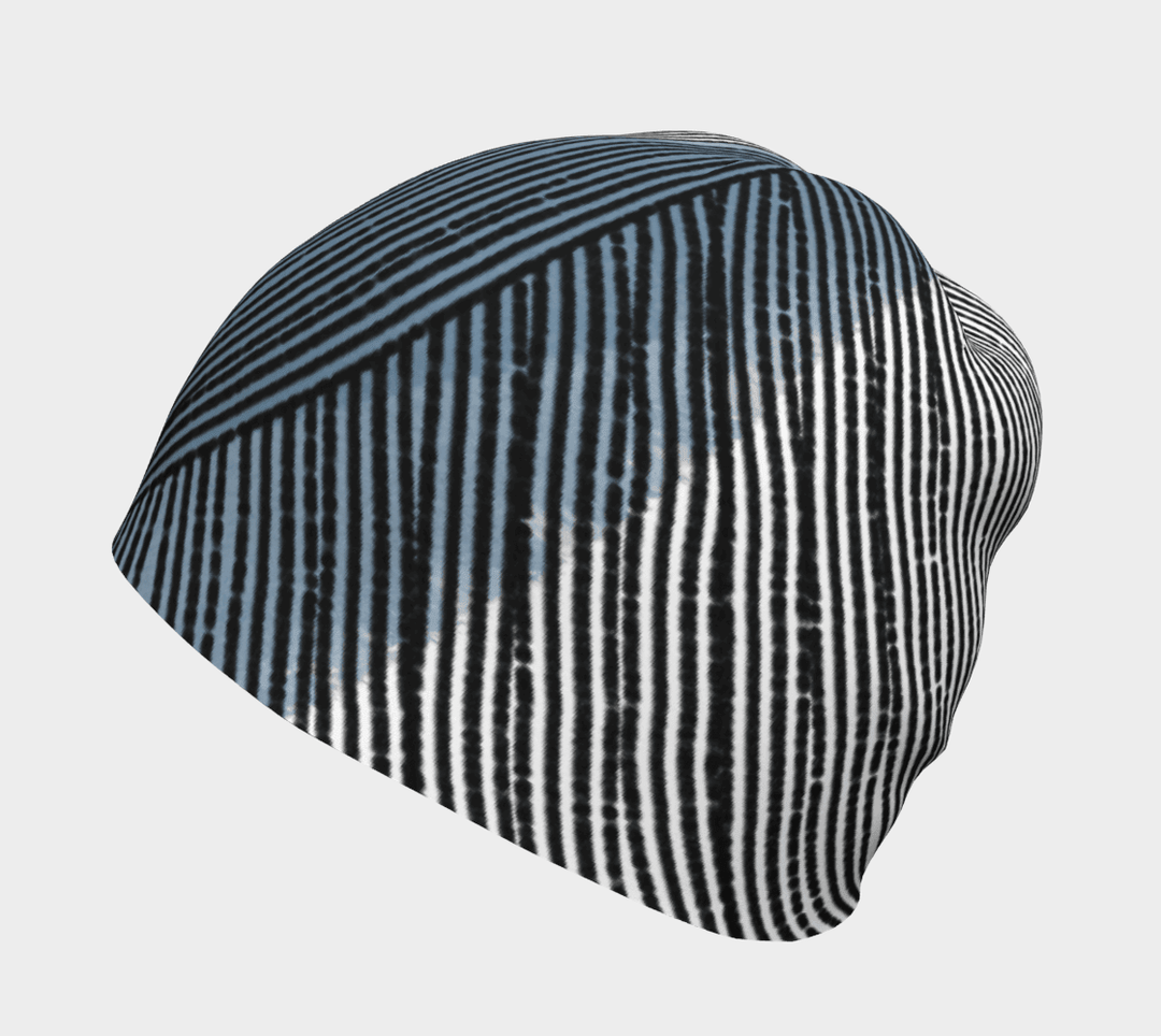 Une tuque blanche et noire à rayures abstraites vue de face.