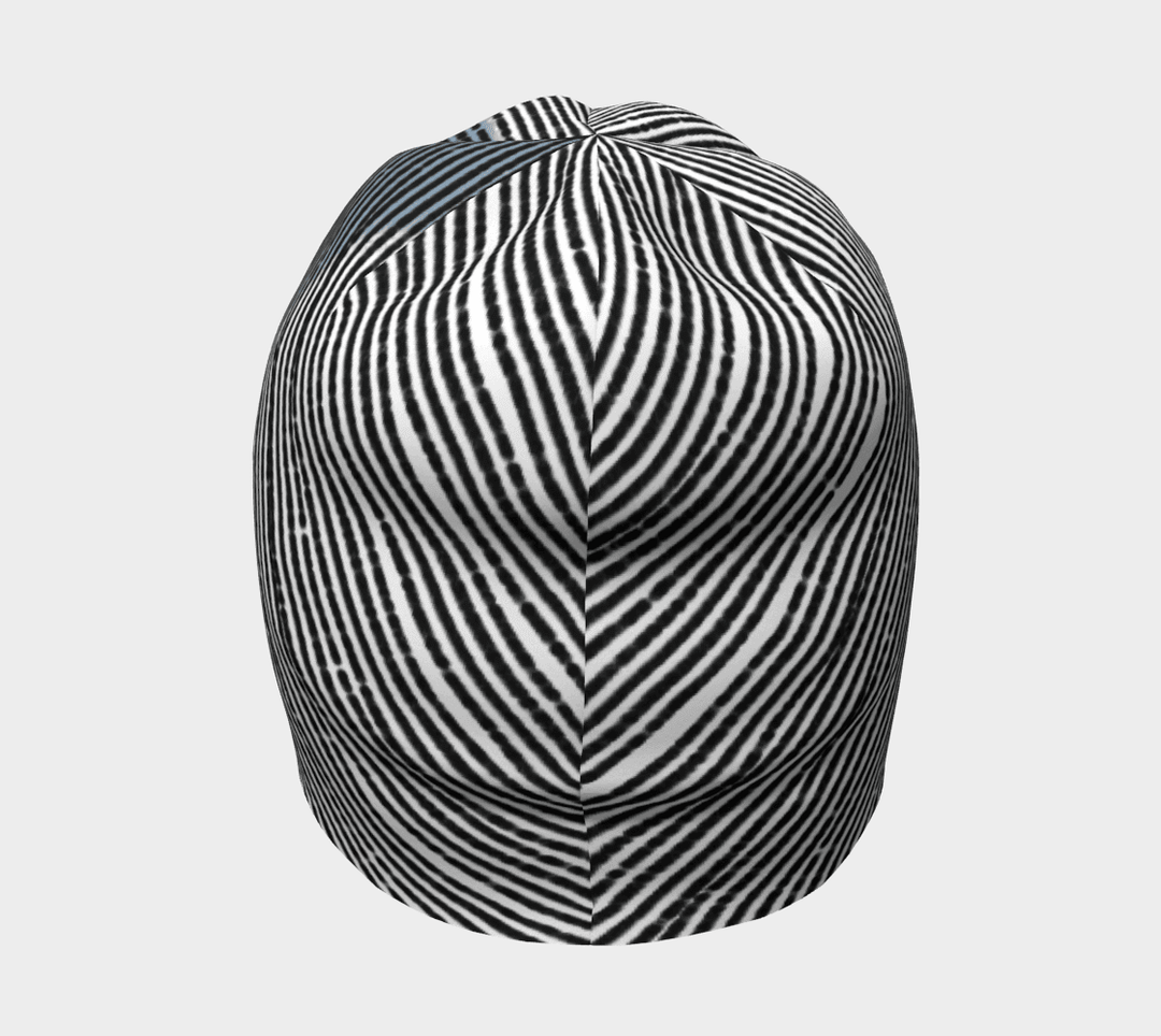 Une tuque blanche et noire à rayures abstraites vue de face et légèrement de biais.