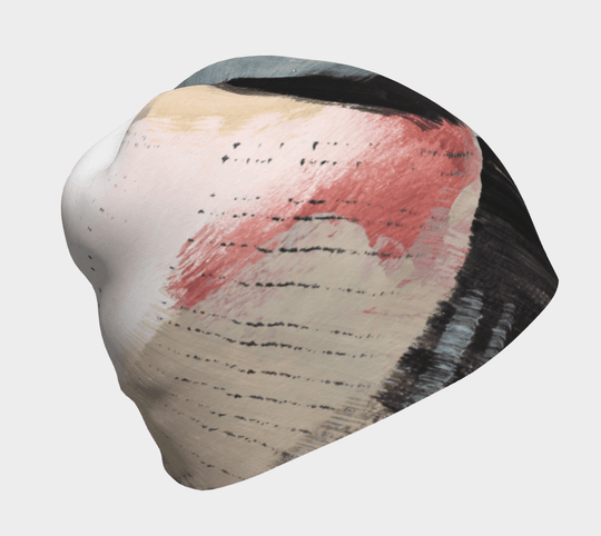 Gros plan de la Tuque Vie en Rose, montrant son design abstrait peint en rose, noir et beige.