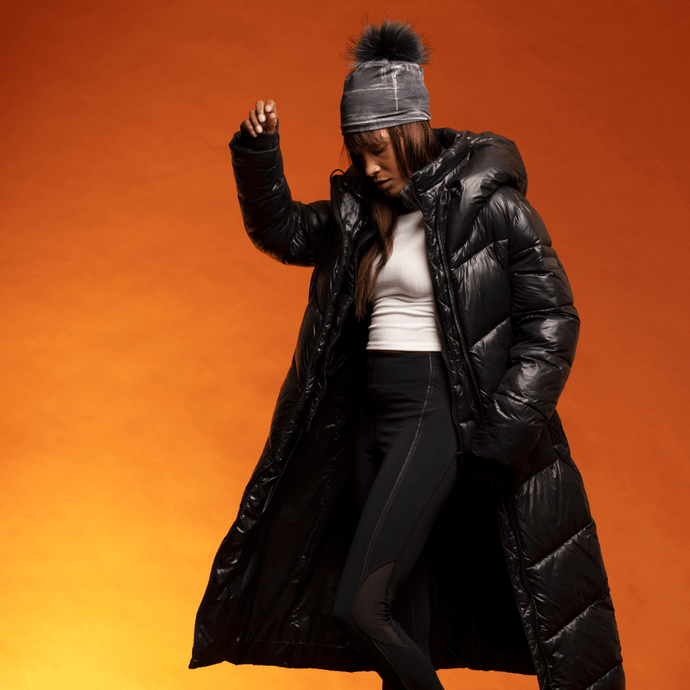 Femme portant un long manteau d&