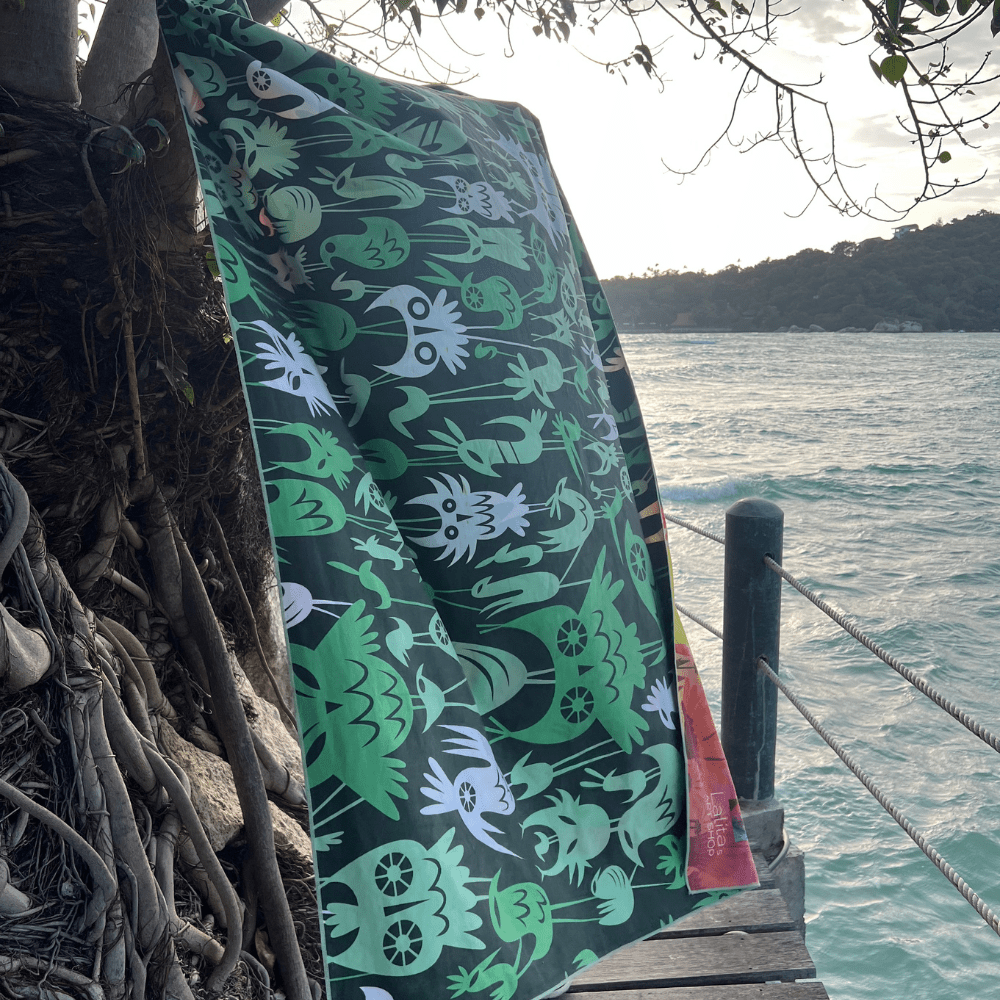 Le côté vert foncé à motif de la serviette réversible Mur d&