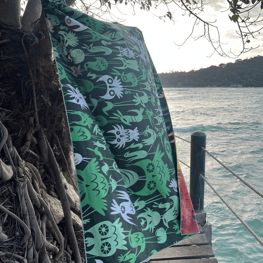 Le côté vert foncé à motif de la serviette réversible Mur d&