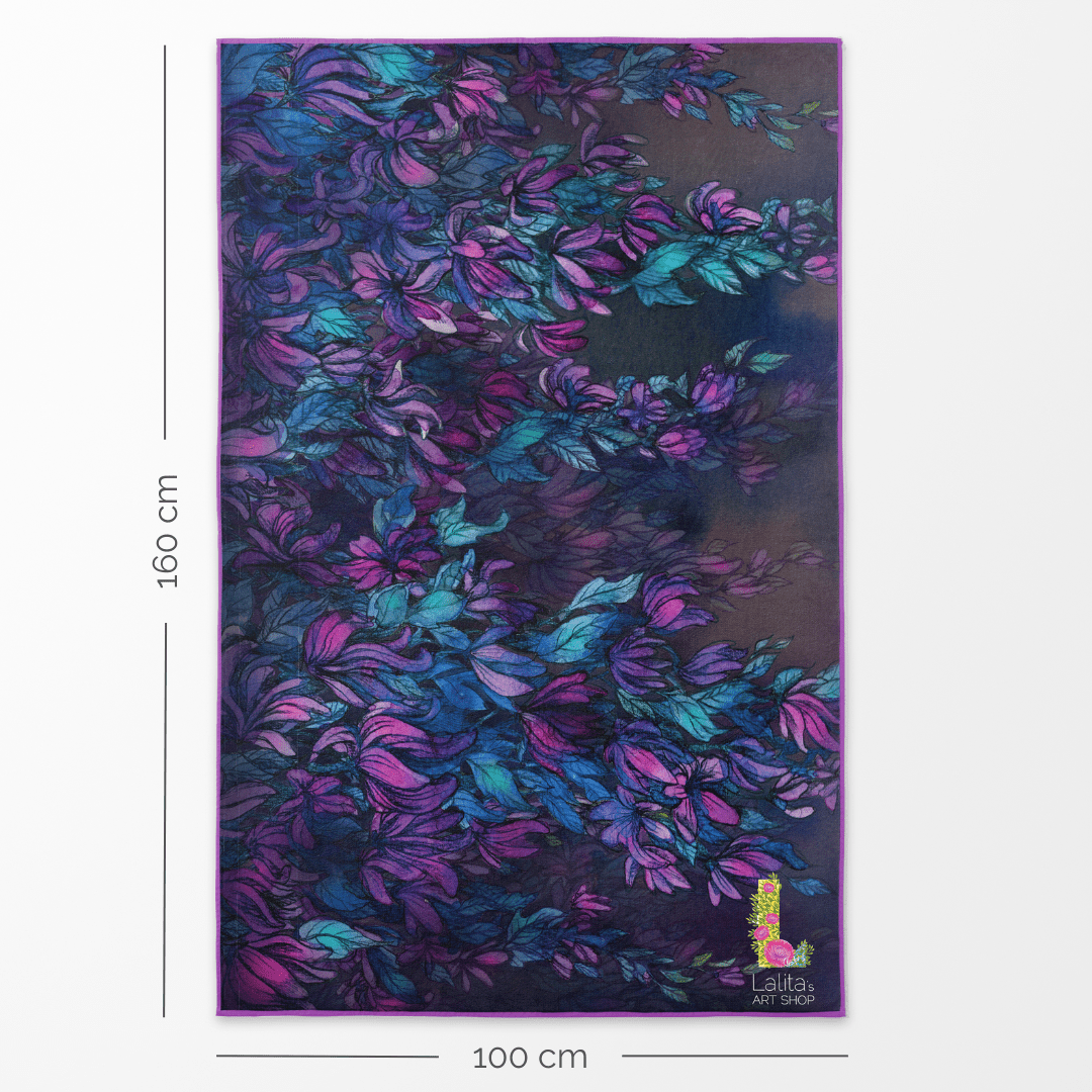 Serviette de plage en microfibre luxe Wisteria avec les dimensions 100 cm de large et 160 cm de long indiquées.
