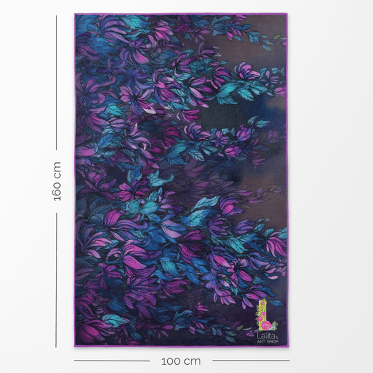 Serviette de plage en microfibre luxe Wisteria avec les dimensions 100 cm de large et 160 cm de long indiquées.