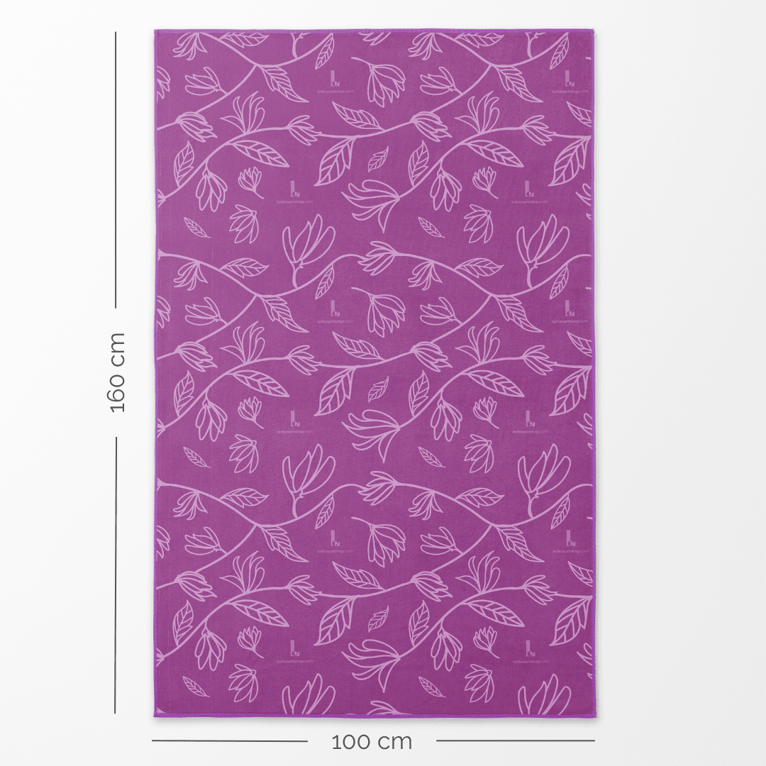 Serviette de plage en microfibre luxe Wisteria avec les dimensions 100 cm de large et 160 cm de long indiquées, montrant le côté motif mauves.