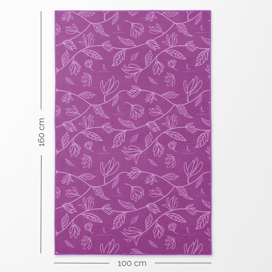 Serviette de plage en microfibre luxe Wisteria avec les dimensions 100 cm de large et 160 cm de long indiquées, montrant le côté motif mauves.
