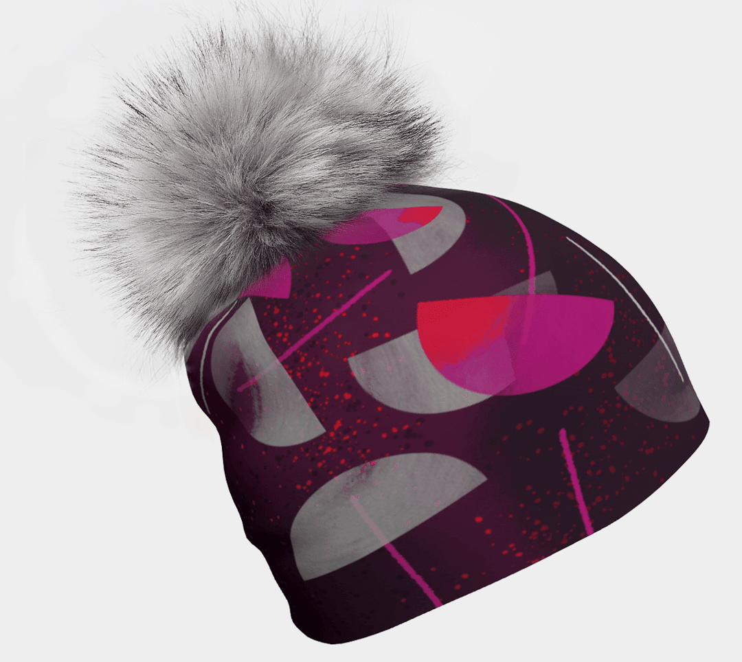 Tuque pour femme avec motif abstrait magenta et gris et un gros pompon gris.