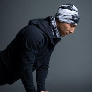 Sporty man doing sit-ups wearing the B&W bamboo hat illustrated by artist Catherine Parent. Ultra stretchy and breathable hat, it fits the whole family. Perfect toque for all seasons, perfect for soccer, tennis, running, snowboarding and skiing