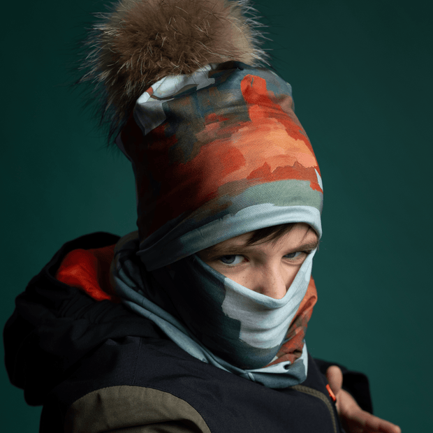 Young boy wearing the Lachine hat with detachable pom-pom and the Lachine multifunction tube with fleece. This bandana was designed by the street artist Ankhone and is suitable for the whole family. Sports hat for men and boys, perfect for soccer, jogging, skiing, skating and hiking.  Unisex, this scarf is perfect to the whole family !