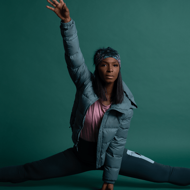 Woman doing the splits and wearing the Flora bamboo maid with detachable pompom. The woman has one hand on the ground and one hand up. Our Flora beanie is ideal for indoor and outdoor sports activities. Its soft and flowery look will give a feminine touch to all your outfits.
