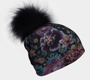 Photo of the Flora beanie with pom-pom, designed by Quebec artist Claire Anghinolphi. Perfect for a walk in the woods, a soothing outdoor yoga class or your next ski trip, this original beanie will keep your head dry with its super breathable bamboo fabric.