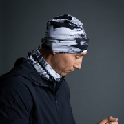 Man in profile wearing the mideseason cap designed by Catherine Parent. This bamboo hat is black and white and is ideal for sports activities.