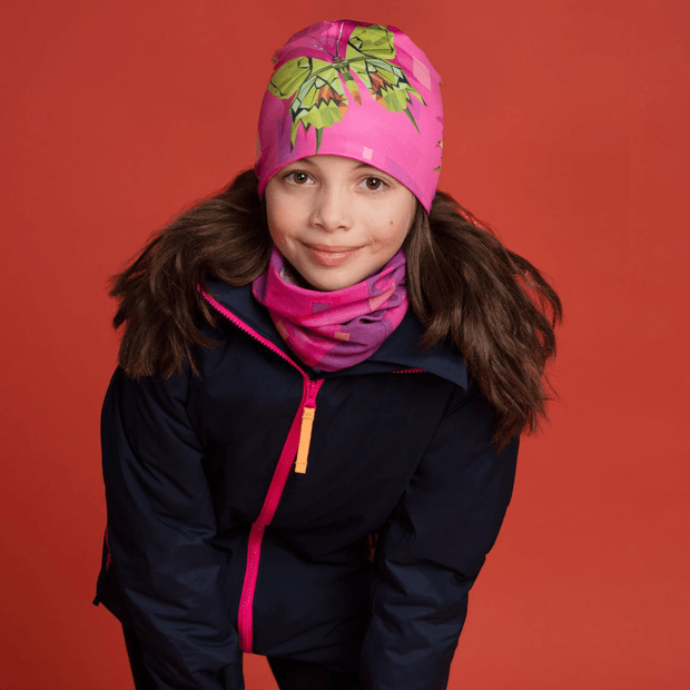Girl wearing the mix and match kit of neck gaiter and beanie hat designed by professional artist Claude Thivierge. perfect for women and girl. Best sport hat with bamboo.